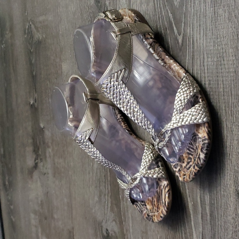 Enzo Angiolini Eatriton Thong Full Support Back Strap Gold Woven Sandals Sz 9.5